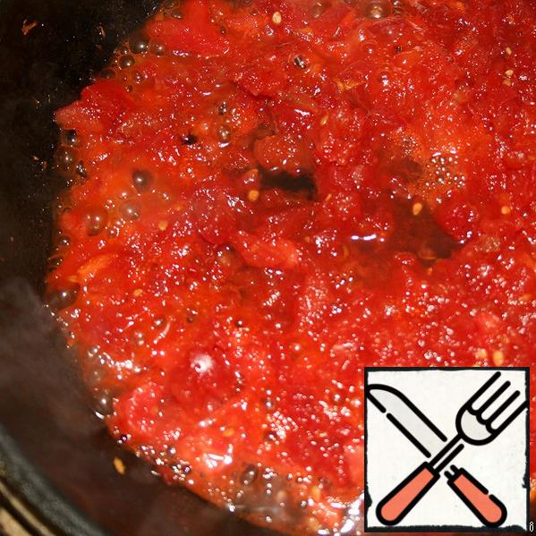 Meanwhile," dissolve " tomatoes. I do fresh, but you can use salted, and canned. If the tomato is too fleshy, you can add some water.