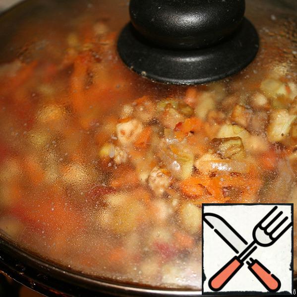 Cover the pan with a lid, reduce the heat and simmer, stirring occasionally. Before final readiness add sugar to taste - 1-2 tbsp. Stir do not forget - few things can be worse in the kitchen than the smell of burnt vegetables)