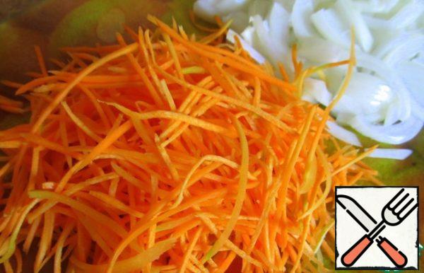 Onions cut into half rings, carrots into strips.