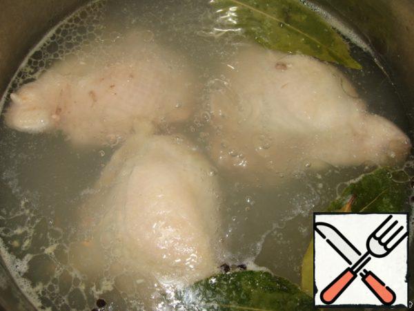 Put the chicken in boiling water and boil over low heat, after 20 minutes add salt, bay leaf, pepper. Ready to put on a plate to cool.
