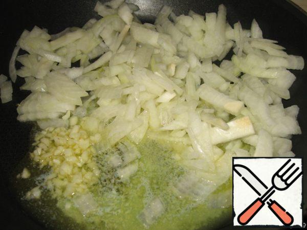 Peel the onion and garlic, finely chop and fry in a frying pan with butter (50 g) under the lid.
