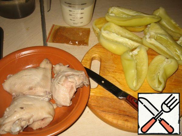 Prepare pepper for stuffing.
