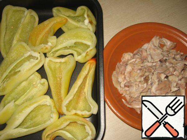 Peel the chicken from the bones and skin, finely chop it!

