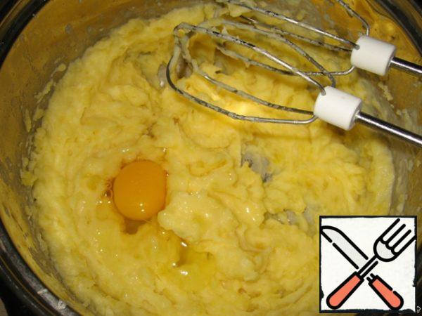 Prepare mashed potatoes. Beat with a mixer with milk (for the microwave), butter (100 g), egg, salt.
