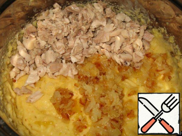 Add the chopped chicken to the mashed potatoes and mix.
The filling is ready!