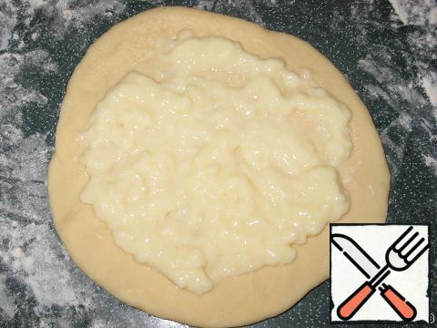 While the dough is suitable, cook the pudding, as indicated on the package, put it in a bowl, stir occasionally, so that it is not covered with a crust.Put the dough on the table sprinkled with flour, divide it into 7 parts, roll out each part into a layer, put a little pudding in the middle.