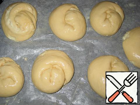 Cover the rolls with foil, and leave for final rise for 20 minutes.
The oven to turn 180 degrees, rolls lubricate the whipped egg, put in a warm oven, not waiting until she's warmed up, otherwise the rolls may burst from the heat.
