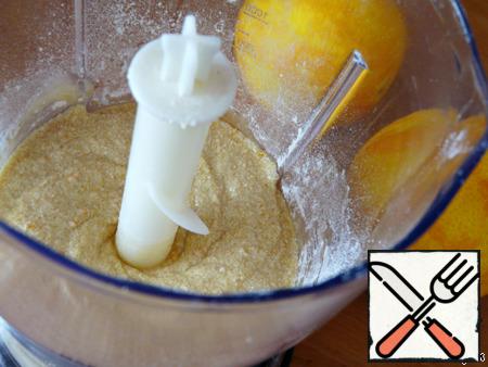 Butter, flour, sugar, eggs, zest of two oranges, vanilla sugar - beat for a biscuit in a food processor (blender) until smooth.