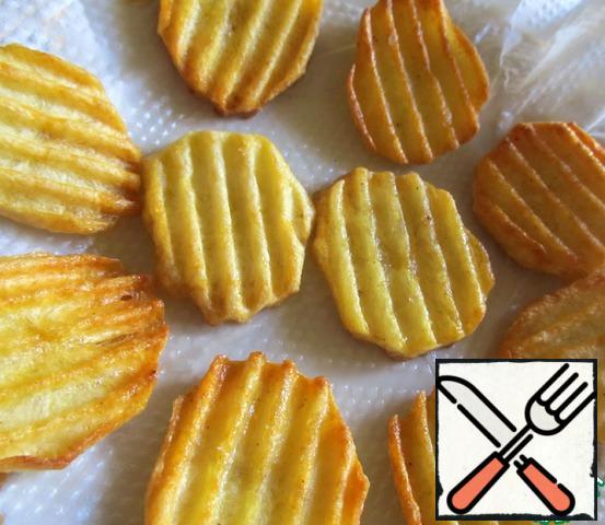 Potatoes cut into strips or on a curly grater, deep fry, leave on a paper towel.
Finely chop garlic.