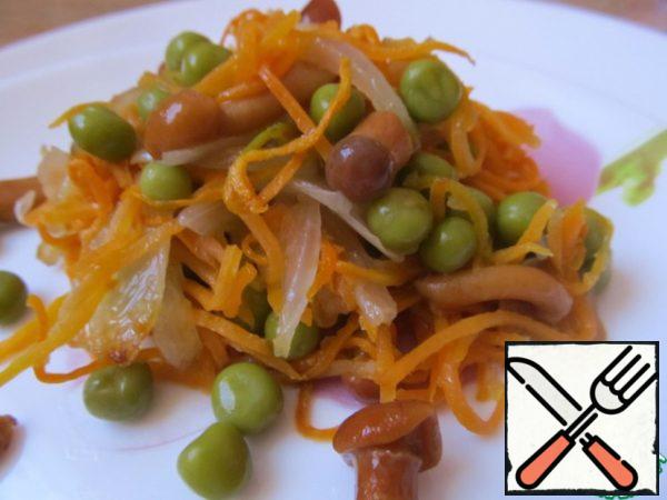 Mix onion, carrot, peas, mushrooms and garlic, potatoes posting near. Salad dressing is not necessary, the oil from frying enough vegetables.