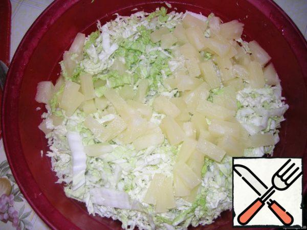 Finely chop the Peking cabbage. Cut pineapples into slices.
