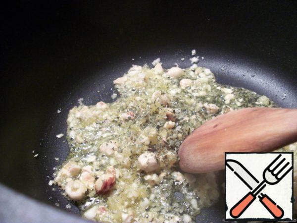 So, for a start, we will grind in a mortar hazelnut, bread crumb, garlic and parsley. Fry it all in butter. Literally 2-3 minutes so that the bread does not burn. Remove separately.