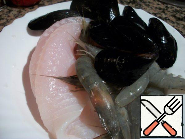 And also prepare fish, mussels and shrimp. I took mainly pangasius, and seafood and shellfish can be used and others.