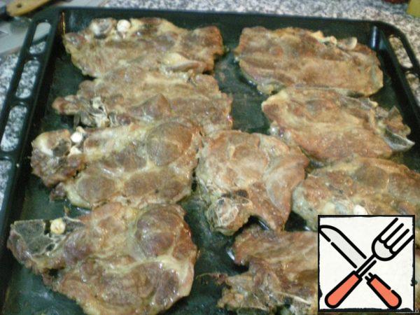 After 20-25 minutes, the meat will be ready. Put the mashed potatoes and meat on a plate. Add herbs and, if desired, pieces of fresh vegetables. Enjoy your meal.