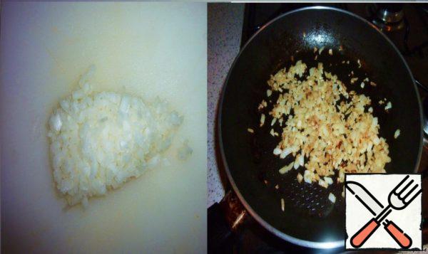 Cut 1 onion, fry until golden brown.
