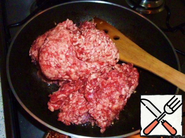 Now fry the minced meat separately, adding salt and pepper.
