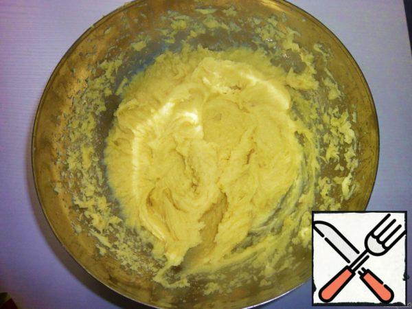 Stir the mashed potatoes with milk.
