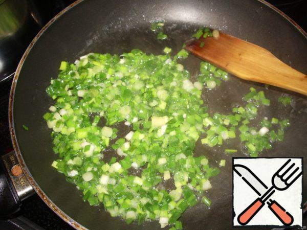 Fry the onion in a frying pan for 1 minute in melted butter (30 grams). Make mashed potatoes from boiled potatoes, butter (30 g) and milk. Add a pinch of nutmeg and ground pepper.
Add cabbage and onion to the puree.
Place on a platter with a slide, make a recess in the center and pour the remaining melted butter there. You can decorate with greenery.
Enjoy your meal!