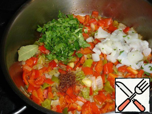 Onion, pepper chop and fry, add the chopped cuttlefish, herbs, saffron, wine, tomatoes - all stew.