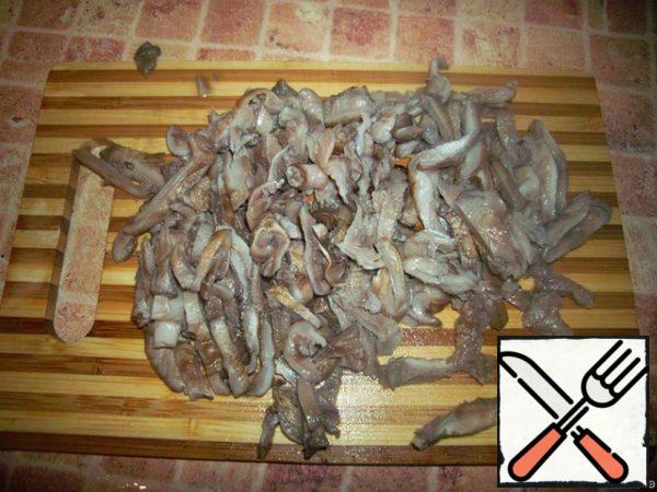 Boiled mushrooms cut into strips and fry in 50 grams of oil.
