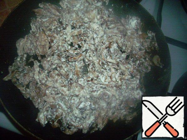 When the mushrooms are fried, add sour cream and simmer for a few minutes.
