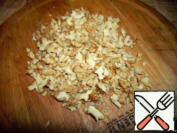 Chop the kernels walnuts. 