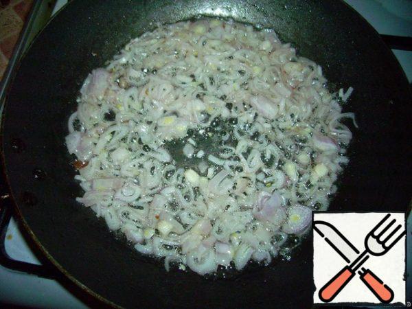 Fry the onion in the remaining oil from the meat until golden brown.

