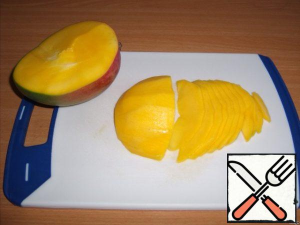 Cut 1.5 mangoes into thin slices.
