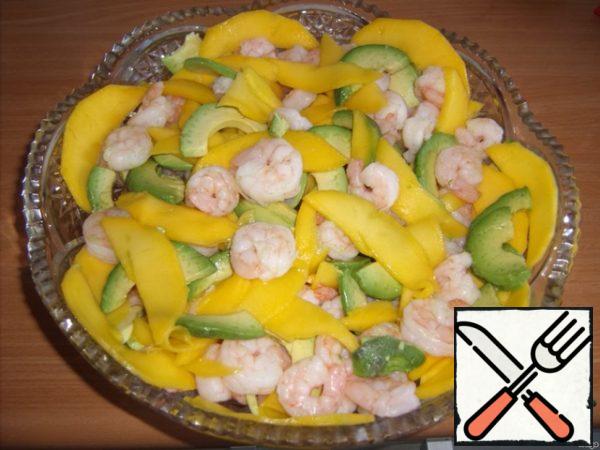 Put the shrimp, mango and avocado in a large salad bowl, mix gently.
