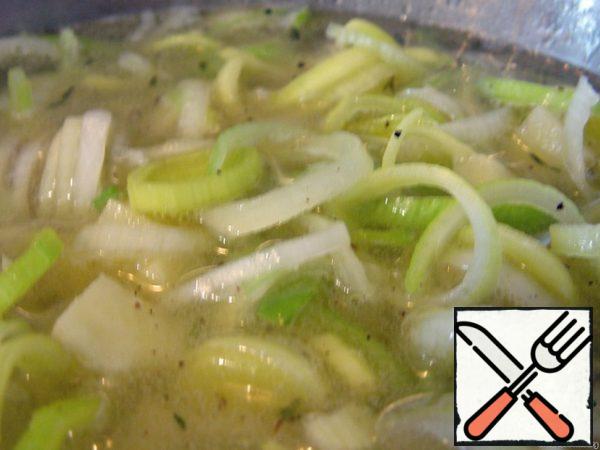 When the wine boils, add vegetables, broth and salt and pepper as needed. Cover with a lid and cook until tender.