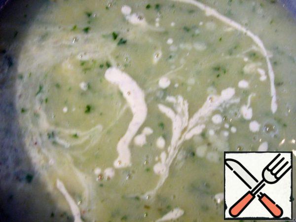 When the vegetables are ready, puree in a blender or using a mixer, pre-adding parsley. I add a solid amount, as the soup itself is quite pale. In the puree pour a mixture of cream and mustard, and bring the soup to a boil.