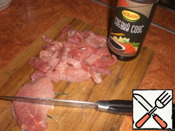 Wash the pork meat, dry it and cut it into thin strips. Mix the finished slicing with 1 tablespoon of soy sauce and set aside to marinate.
