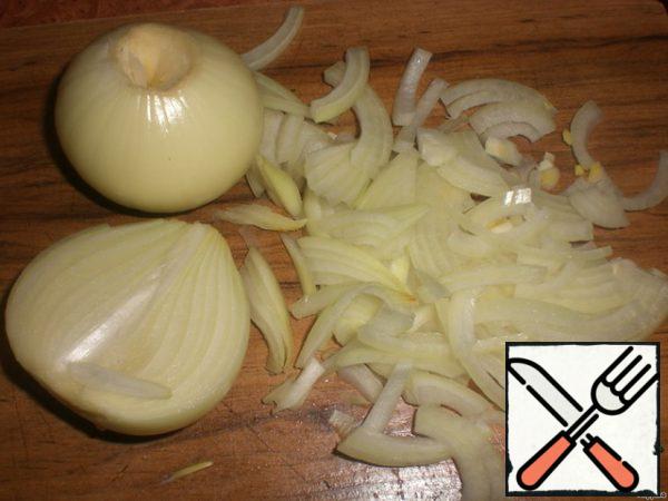 Onions clean, cut into strips.