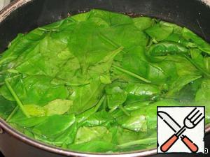 Blanch the spinach in water for 1-1.5 minutes.