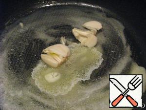 Fry the garlic and remove it from the pan.