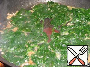 Spread the spinach, stir and immediately serve.
Optionally, you can sprinkle with balsamic vinegar.
It goes well with pine nuts.