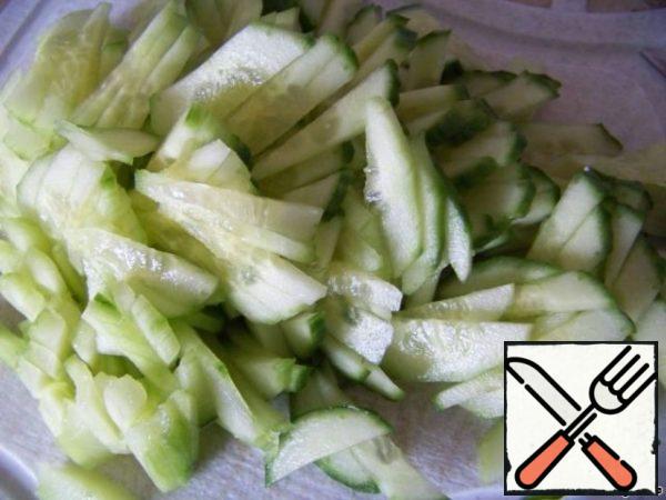 Cut the cucumbers into strips.
