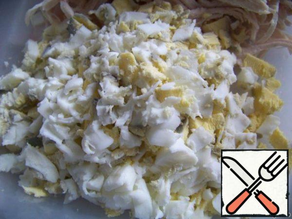 Chop the eggs with a knife.
