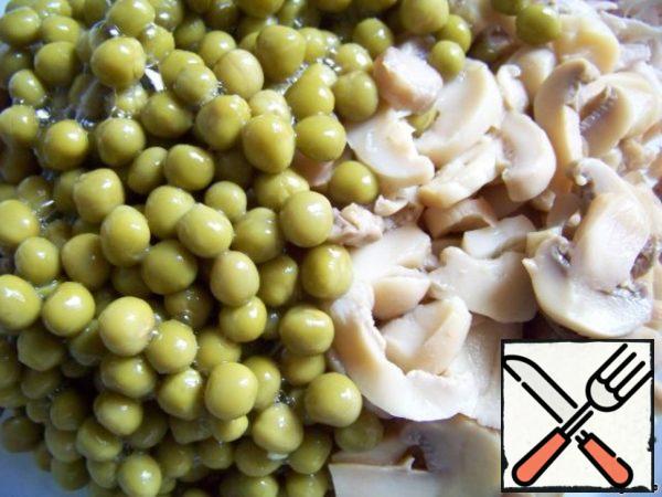 Add green peas and mushrooms.
Grate the cheese on a fine grater, chop the greens, leave about half for decoration, put the rest in a salad.