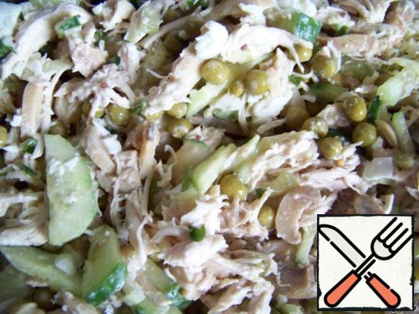 We fill the salad.
