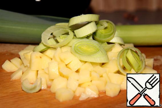 Rings cut the white part of the leek.
