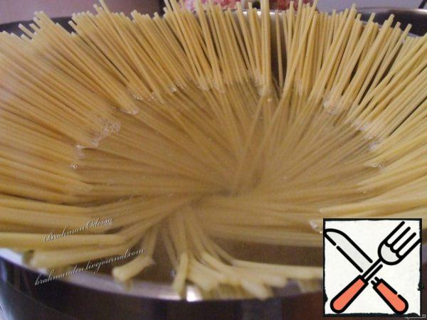 Put the pasta to cook and cook them only until al dente. We try to make the "solid" feel in the center.
