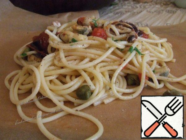 Take out the baking paper and cut it into about 35 cm. Lightly lubricate with oil.
Put the paste on paper, evenly distribute the filling.
