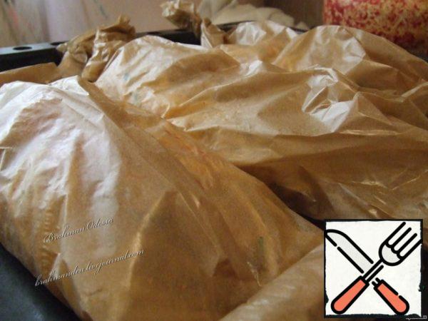 - Turn the envelope. Place the envelopes on a baking sheet and bake for 20-25 minutes so that they are well warmed up.
