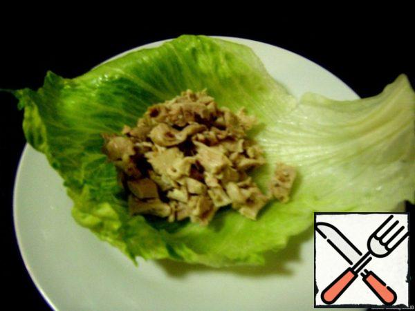 Cut the chicken into small pieces. Put chicken meat on the lettuce leaf.
