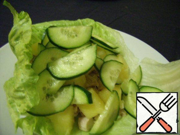 Cucumber cut into thin slices. Put the cucumber slices.