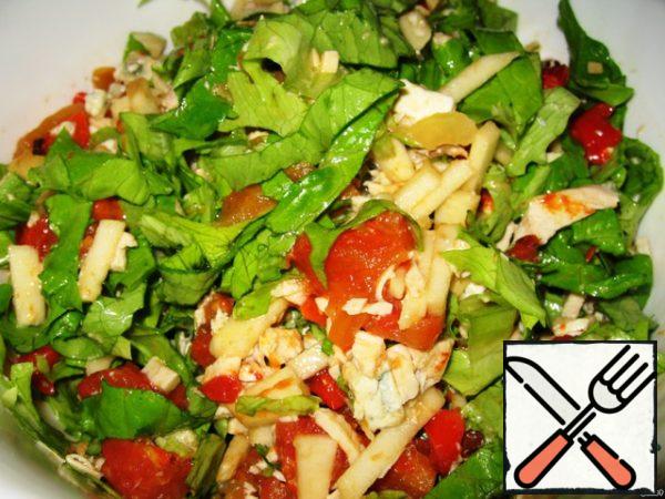 Cut the salad into strips. preparing the dressing: mix the last four components, mix well and fill our salad!
