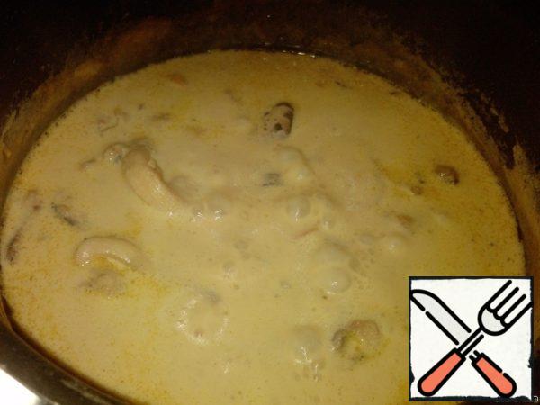 Defrost the seafood with cold water, scald with hot water and put on fire, add cream and spices, boil 1/3 of the cream over medium heat.
