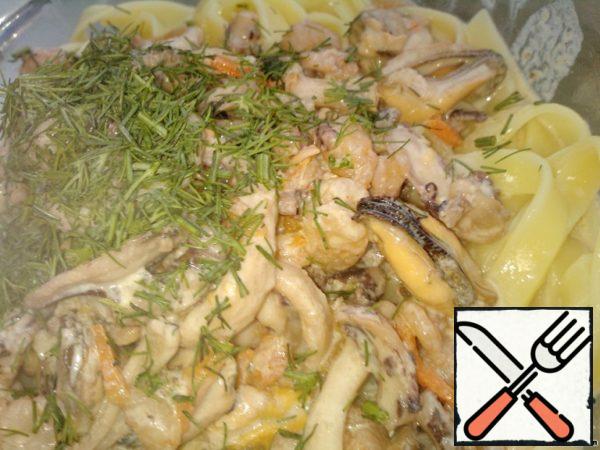 Remove the creamy seafood sauce from the heat and crush the garlic clove in it (do not boil with garlic, otherwise the flavor will disappear) Put the pasta on a serving dish, garnish with dill greens on top of the finished creamy dressing.