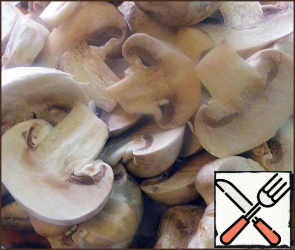 Wash the mushrooms well and cut into slices. I like not too small, so I cut the large one in half, leave the small one intact.

